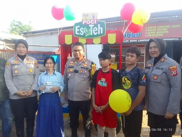 Sopyah Senang Bercampur Haru Dapat Bantuan Gerobak Es Teh Manis dari Polres Indramayu