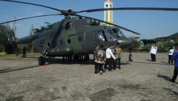 Masyarakat Antusias Berfoto dengan Helikopter Tempur