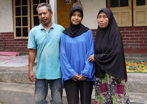 Kisah Mar’atul Hofizoh, Anak Buruh Perkebunan Kelapa Masuk UGM Tanpa Tes