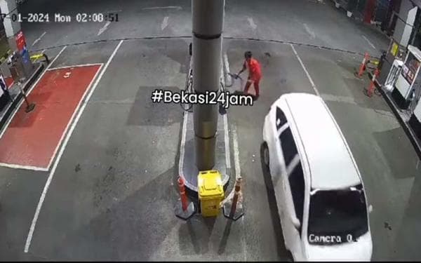 Aksi Nekat Pengendara Mobil Kabur Usai Isi BBM di SPBU Bekasi, Dikejar Karyawan Mobil Tetap Melaju