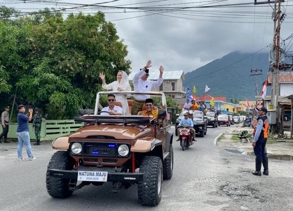 Naik Jeep Terbuka, Pasangan Cen Sui Lan dan Jarmin Daftar ke KPU Natuna