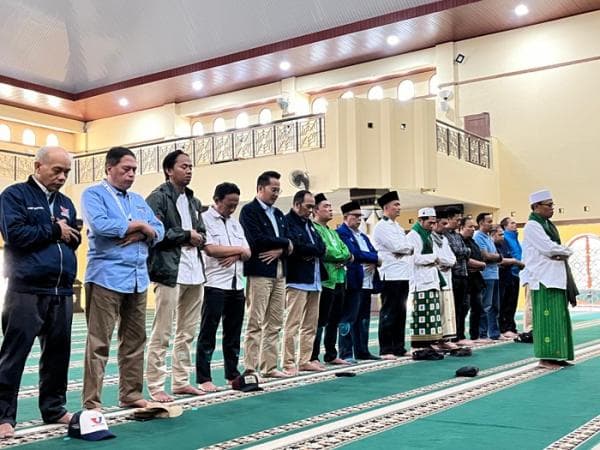 Sebelum Daftar ke KPU, Ngatiyana-Adhitia Sholat Dhuha Berjamaah di Masjid Agung Kota Cimahi