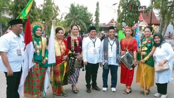 Video: Ribuan Massa Antar Pasangan PASTI Daftar Ke KPU  Dan Tampilkan Budaya 5 Etnis