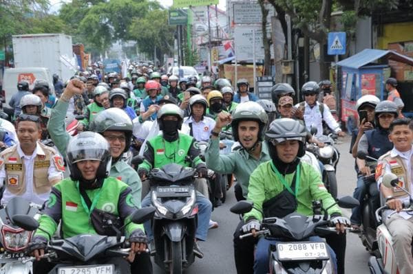 Dadang Supriatna-Ali Syakieb Naik Ojek Diantar Ribuan Guru Ngaji dan Petani ke KPU