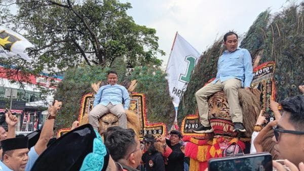 Supian-Chandra Daftar KPU Depok dengan Diarak Reog Ponorogo