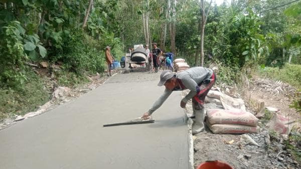 Desa Muaracikadu Realisasikan DD Pembangunan Jalan Rabat Beton di Kampung Poreang