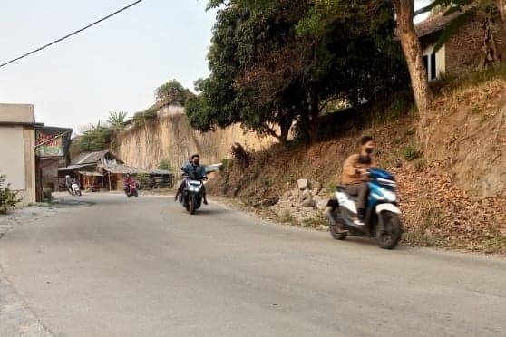 Pasca Penyetopan Kendaraan Truk Pengangkut Pasir, Jalan Mancak Arah Lingkar Cilegon Sepi