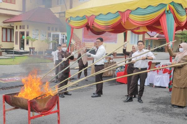 Kejari Abdya Musnahkan Sejumlah Barang Bukti