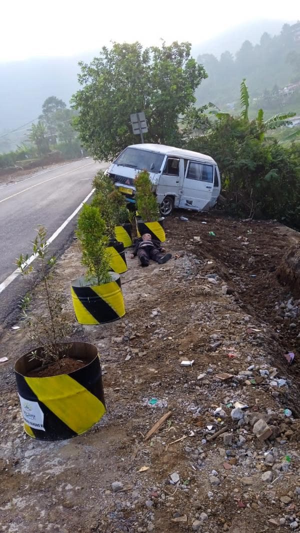 Laka Lantas di Jalur Puncak Bogor Minibus Oleng Tabrak Pembatas Jalan, Pengemudi Meninggal Dunia