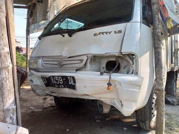 Ngeri Mobil Boks Tabrak Empat Motor di Jalur Arteri Jombang, Lima Pelajar Masuk Rumah Sakit