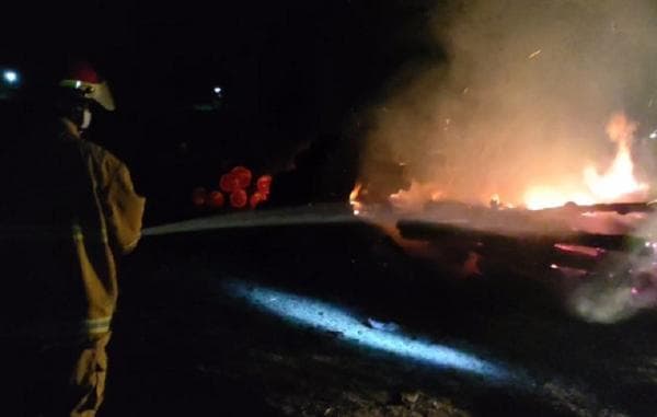 Bikin Panik, Tumpukan Kayu di TPK Kradenan Terbakar, Puntung Rokok Diduga Pemicunya