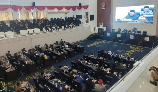 Gelar Rapat Paripurna, Endang Sodikin Ditetapkan Jadi Ketua DPRD Karawang