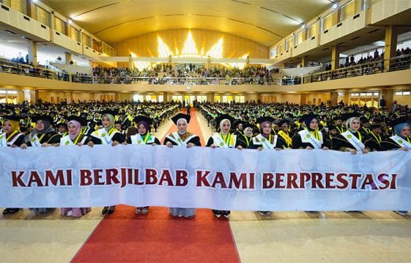 Unik, Wisuda Mahasiswa UMY Diwarnai Kampanye Berjilbab Tetap Berprestasi