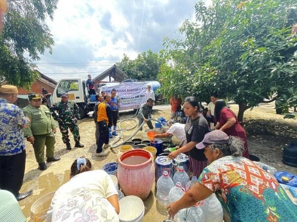 Dua Mobil Tangki Air Bantuan dari KPH Purwodadi Diserbu Warga Lebak Grobogan