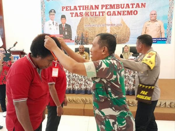 Pelatihan Pembuatan Tas Kulit Ganemo bagi Perempuan Papua