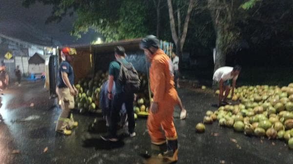 Lindas Tumpahan Oli, Truk Bermuatan Kelapa Terguling di Jalan Ir. Djuanda Kota Tasikmalaya