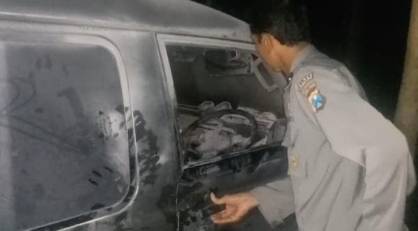 Dramatis! Minibus Terbakar di SPBU Jombang, Sopir Terjebak dan Alami Luka Serius