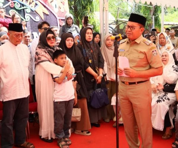 Tangis Danny Pomanto Pecah Saat Upacara Pelepasan Jenazah Almarhum Syahrial Syamsuri