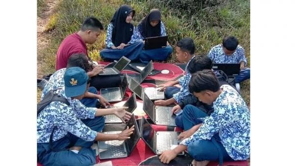 Viral, Sejumlah Siswa SMP Harus Naik ke Bukit untuk Cari Sinyal demi Mengerjakan Tugas ANBK