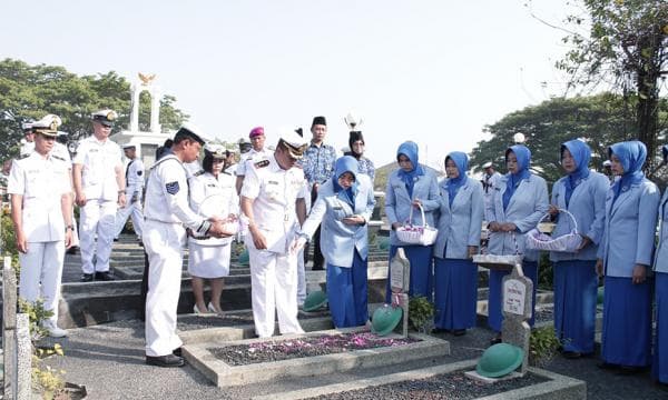 Sambut HUT ke-79 TNI AL, Lanal Semarang Ziarah Rombongan di TMP Giri Tunggal