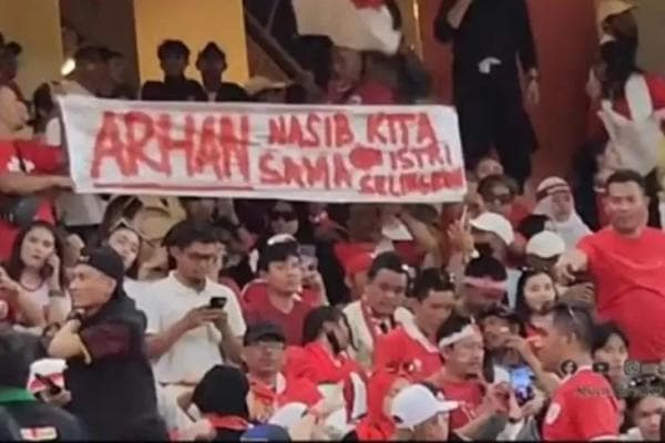 Viral Suporter Timnas Indonesia Bentangkan Spanduk: Arhan Nasib Kita Sama, Istri Saya Selingkuh