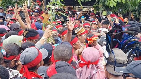 Protes Massa Meletus di KPU Terkait Kejanggalan Verifikasi OAP Oleh MRP,Papua Barat Daya