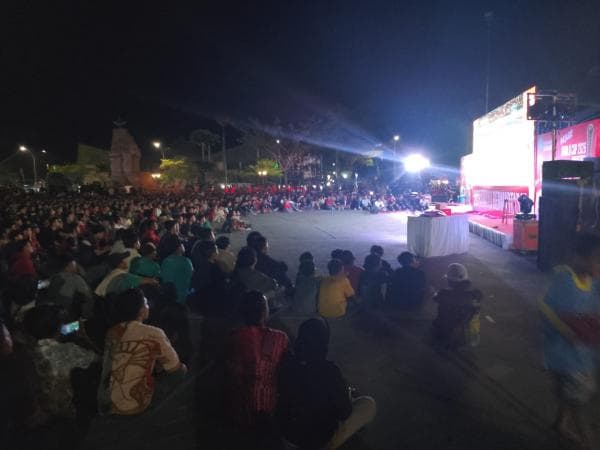 Pemda Indramayu Gelar Nobar Indonesia vs Australia, Ribuan Suporter Padati Alun-alun Puspawangi