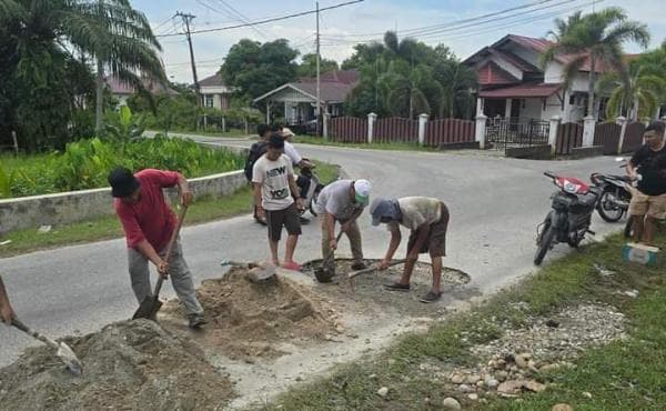 Kenakan Kaos Oblong, Anggota DPRK Aceh Singkil Tambal Puluhan Titik Jalan Berlubang