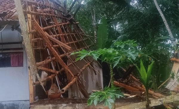 Diguyur Hujan Lebat Rumah Warga di Ciamis Ambruk