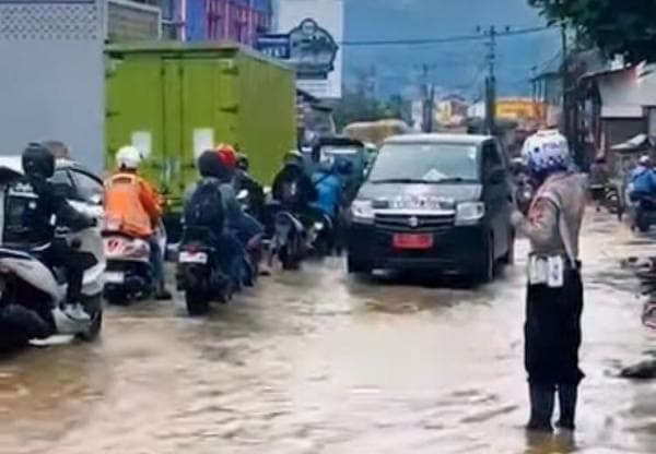 Terendam Banjir, Arus Lalu Lintas Arah Buah Batu Menuju Baleendah Terpantau Antre