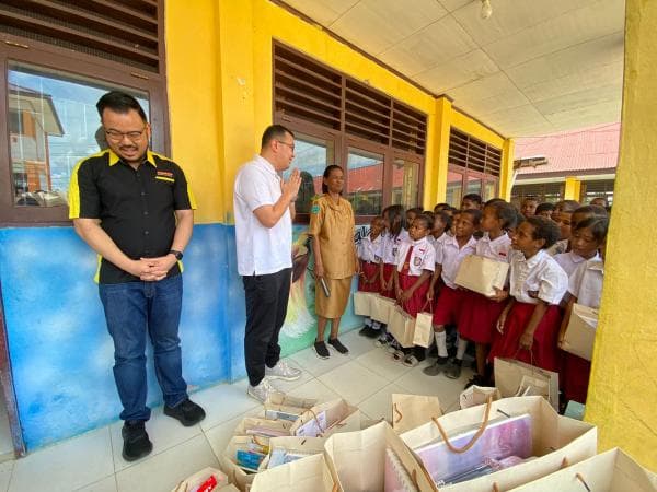 Majukan Pendidikan di Papua, MR DIY Bagikan 1000 Paket Lebih Alat Tulis untuk Anak Sekolah di Sorong