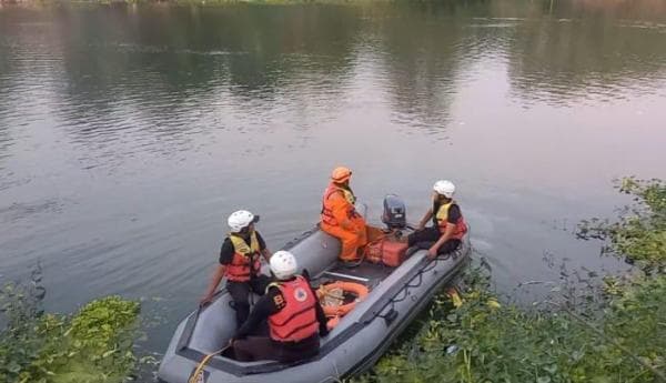 Jombang Gempar, Pria Mojokerto Ceburkan Diri Ke Sungai Brantas Kesamben Tinggalkan Motor