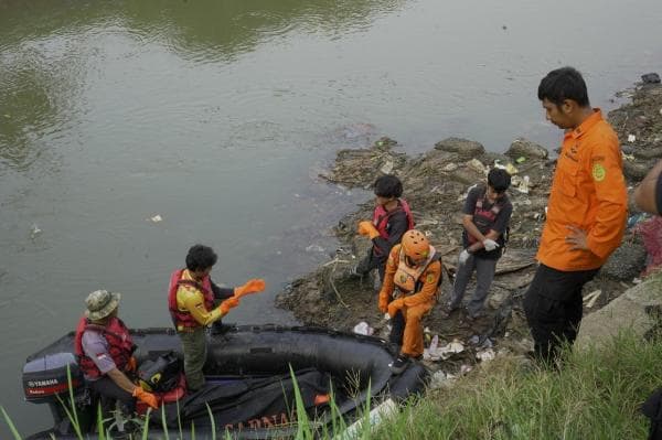 Tim SAR Temukan Jenazah ABG 18 Tahun yang Terseret Arus Kali Bekasi