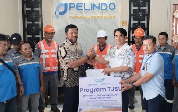 Dorong Keselamatan Kerja, SPTP Ternate Beri 100 Helm dan Rompi untuk Pekerja Bongkar Muat