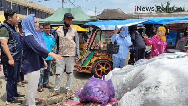 Pedagang Pasar Sentral Pekkabata Ramai-Ramai Curhat soal Sampah ke Siti Rahmawati