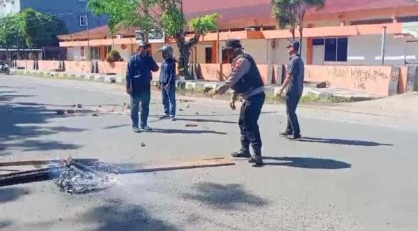 Polisi Bongkar Blokade Jalan di Kota Sorong di Tengah Ketegangan Antara MRP PBD dan KPU PBD