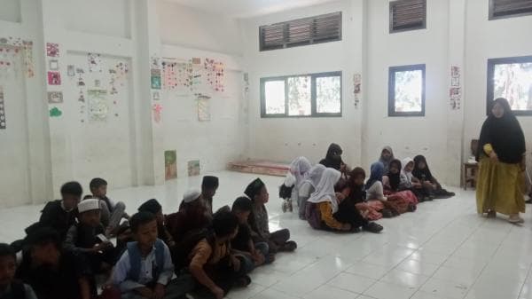 Tidak Punya Meja dan Kursi, Siswa SDN Sukabakti Terpaksa Belajar di Lantai 