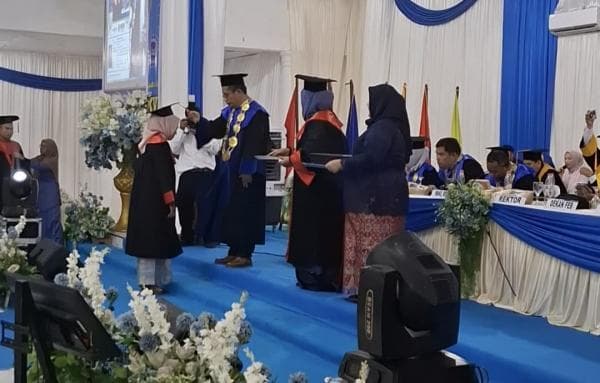 Sebanyak 403 Mahasiswa Universitas Labuhanbatu Diwisuda