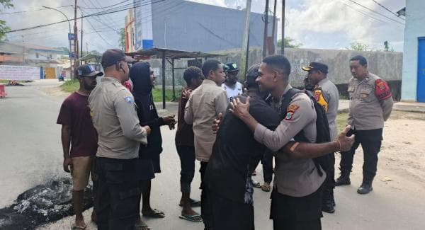 Akhir yang Bahagia di Kota Sorong: Polisi Gunakan Dialog Humanis untuk Meredam Aksi Massa