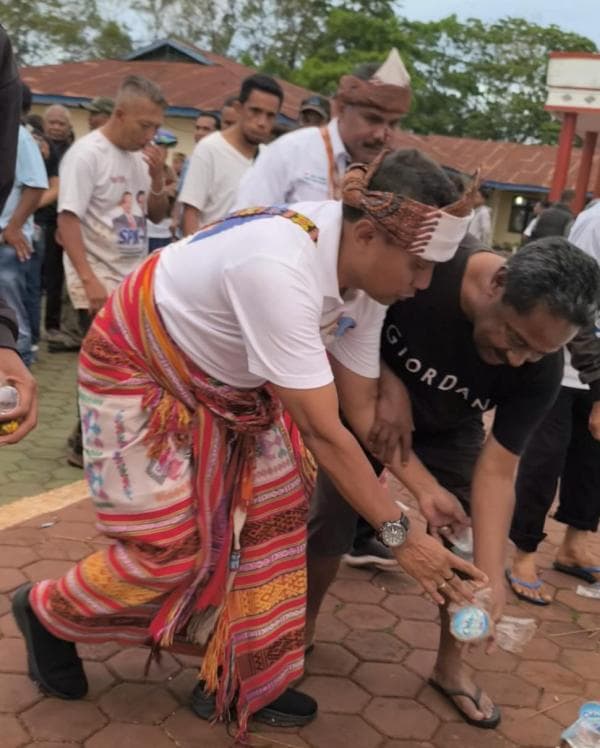 Paslon Gubernur NTT Pungut  Sampah Usai Deklarasi di Kota Soe