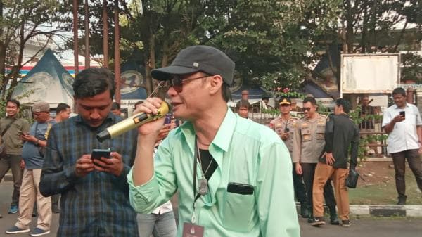 Dapat Nomor Urut 02, Akhmad Dimyati-Alam Nyanyikan Lagu Mbah Dukun Bersama Warga Kota Banjar