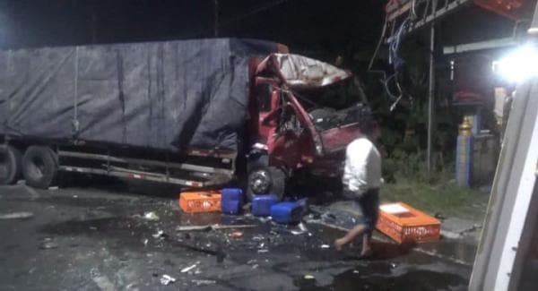 Mengantuk, Sopir Truk Muatan Ayam Terjepit Usai Tabrak Tronton di Dukuhdimoro Jombang