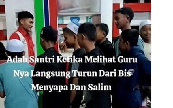 Viral! Tiba-Tiba para Santri Turun dari Bus dan Salim ke Petugas SPBU, Ternyata Guru Sekolah Mereka!