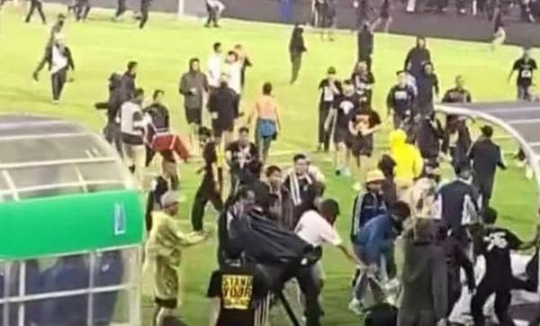 Bobotoh Turun Lapangan Serang Steward di Laga Persib Vs Persija, Begini Kronologinya!