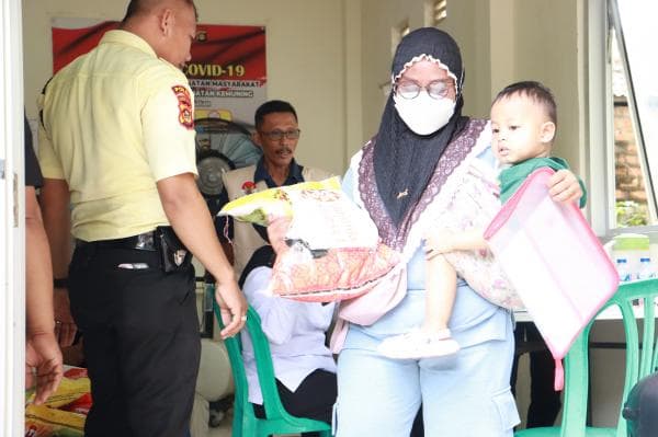 Penanganan Kemiskinan, Jamkrida Sumsel Salurkan Bantuan 2.000 Kg Beras di Talang Aman Palembang