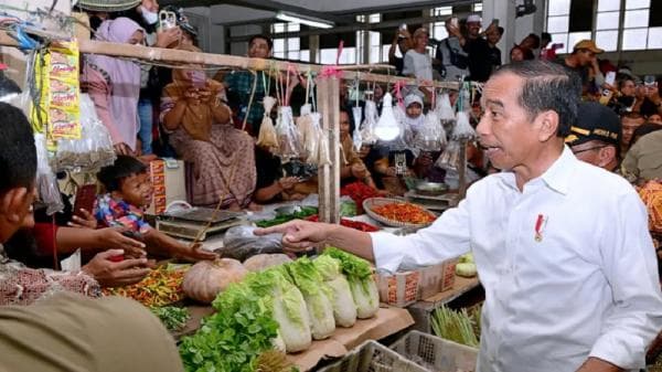 Presiden Jokowi Kunjungi Pasar Sanggam Berau, Cek Harga hingga Dialog dengan Pedagang