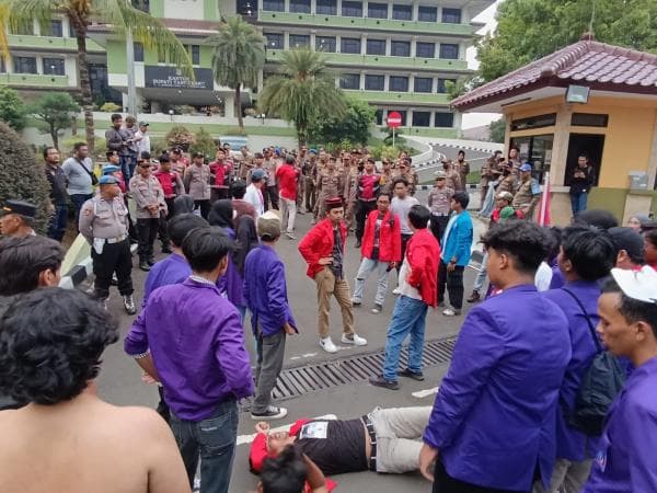 Demo Mahasiswa di Depan Kantor Bupati Tangerang Ricuh, Satu Orang Terkapar