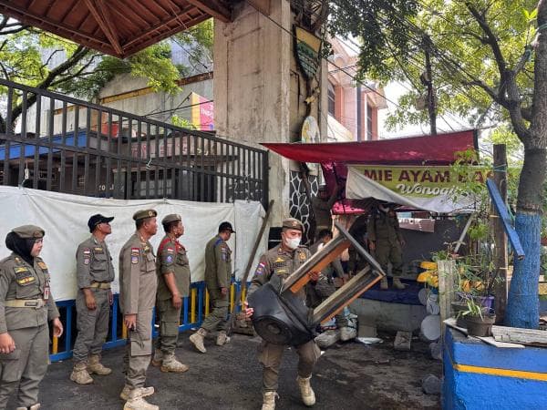 Satpol PP Tertibkan Bangunan Liar di Kawasan Terminal Leuwipanjang Bandung