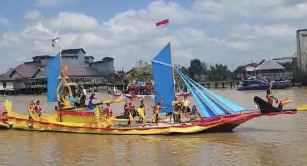 Ajang Budaya, Lomba Kelotok Hias Diapresiasi Anggota DPRD Kobar