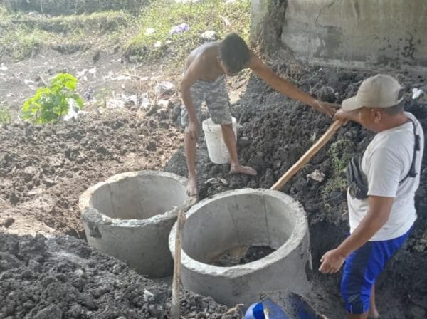 Perkuat Penyangga Jembatan Nambuhan Yang Melengkung, Dinas PUPR Grobogan Pasang Kayu Glugu